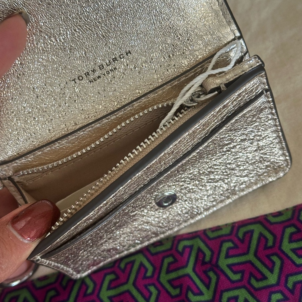 New Tory burch THEA METALLIC FLAP CARD CASE WHITE GOLD - Picture 5 of 8